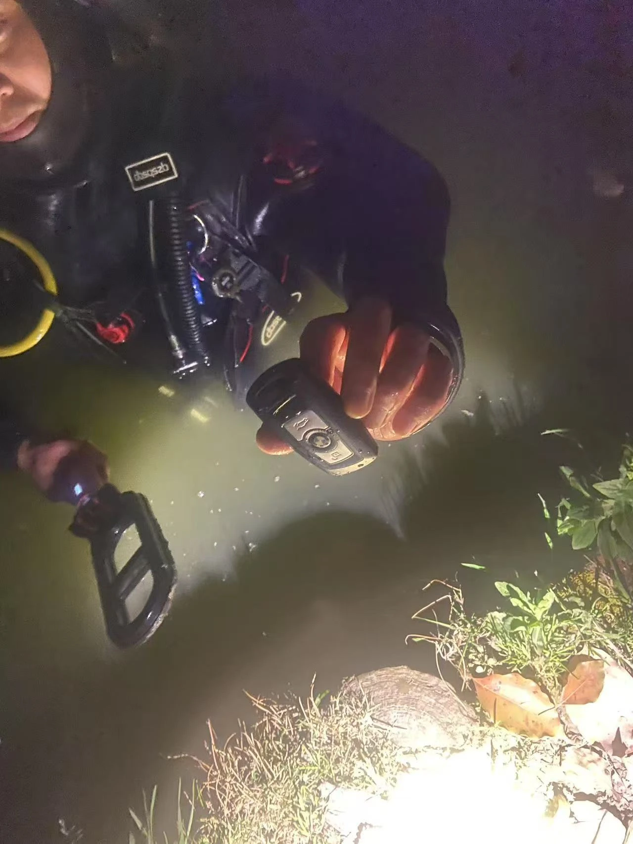 车钥匙掉水里？潜水员夜间精准找回｜岸边小件落水打捞实录
